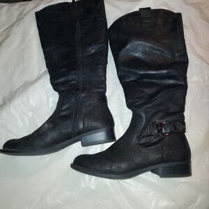 Ladies boot. Size 7.5. Black faux leather. Small tear near zipper.